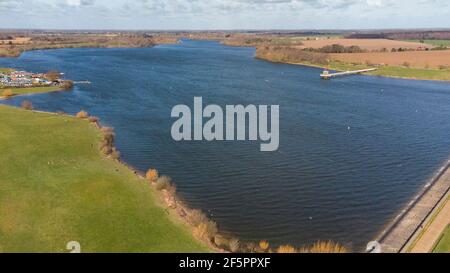 Eine Drohnenansicht von Alton Water in Suffolk, Großbritannien Stockfoto