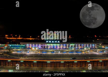 Vollmond über dem internationalen Flughafen Vaclav Havel in Prag, Tschechische Republik Stockfoto