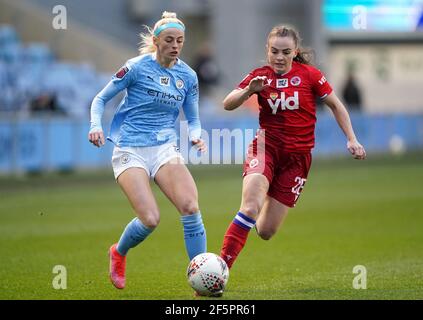 Chloe Kelly (links) von Manchester City und Lily Woodham von Reading kämpfen während des Spiels der FA Women's Super League im Academy Stadium in Manchester um den Ball. Bilddatum: Samstag, 27. März 2021. Stockfoto