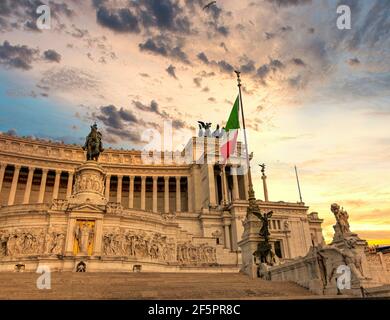 Lux et Gloria. Die Sonne geht unter und schafft einen beeindruckenden Himmel über dem Viktor Emmanuel II. Nationaldenkmal oder Vittoriano.Rom, Italien. Stockfoto