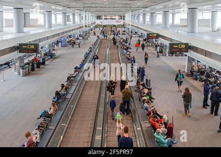 Denver, Colorado - Passagiere warten auf ihre Flugzeuge am Denver International Airport. Reisen hat mit Amerikaner 'Hoffnung, dass die Coronavirus pa erhöht Stockfoto