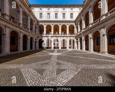 Renaissance Courtyard. Der Chiostro del Bramante, einer der Höhepunkte der Renaissance-Architektur in Rom, wurde von Donato Bramante entworfen. Stockfoto