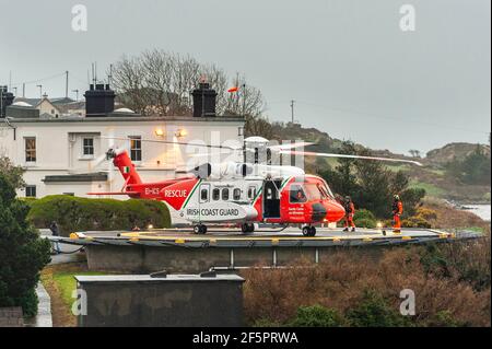 Castletownbere, West Cork, Irland. März 2021, 27th. Irish Coastguard Helikopter Rescue 117 Refuels in Castletownbere, bevor sie zur Hilfe der betroffenen Fischtrawler 'Ellie Adhamh' gehen. Der Motor des Trawlers ist gestern ausgefallen und sie ist seitdem driftet. Irisches Marineschiff die 'Le George Bernard Shaw' und das Castletownbere RNLI Rettungsboot unterstützen den Trawler vor Ort. Quelle: AG News/Alamy Live News Stockfoto