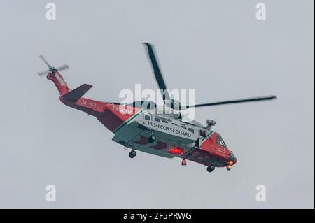 Castletownbere, West Cork, Irland. März 2021, 27th. Irish Coastguard Helikopter Rescue 117 Refuels in Castletownbere, bevor sie zur Hilfe der betroffenen Fischtrawler 'Ellie Adhamh' gehen. Der Motor des Trawlers ist gestern ausgefallen und sie ist seitdem driftet. Irisches Marineschiff die 'Le George Bernard Shaw' und das Castletownbere RNLI Rettungsboot unterstützen den Trawler vor Ort. Quelle: AG News/Alamy Live News Stockfoto