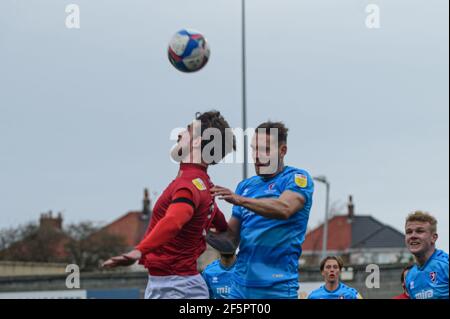 MORECAMBE, GROSSBRITANNIEN. 27th. MÄRZ: Cole Stockton vom Morecambe FC und Chris Hussey von Cheltenham Town gehen für den Ball während des Sky Bet League 2-Spiels zwischen Morecambe und Cheltenham Town in der Globe Arena, Morecambe am Samstag, 27th. März 2021. (Kredit: Ian Charles, MI News) Kredit: MI Nachrichten & Sport /Alamy Live Nachrichten Stockfoto