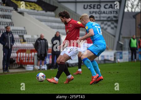 MORECAMBE, GROSSBRITANNIEN. 27th. MÄRZ: Cole Stockton vom FC Morecambe unter Druck von Lewis Freestone aus Cheltenham Town während des Sky Bet League 2-Spiels zwischen Morecambe und Cheltenham Town in der Globe Arena, Morecambe am Samstag, 27th. März 2021. (Kredit: Ian Charles, MI News) Kredit: MI Nachrichten & Sport /Alamy Live Nachrichten Stockfoto