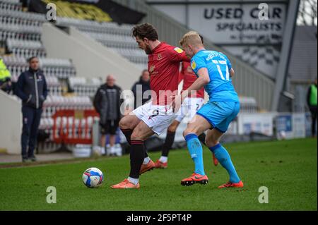 MORECAMBE, GROSSBRITANNIEN. 27th. MÄRZ: Cole Stockton vom FC Morecambe unter Druck von Lewis Freestone aus Cheltenham Town während des Sky Bet League 2-Spiels zwischen Morecambe und Cheltenham Town in der Globe Arena, Morecambe am Samstag, 27th. März 2021. (Kredit: Ian Charles, MI News) Kredit: MI Nachrichten & Sport /Alamy Live Nachrichten Stockfoto