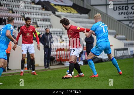 MORECAMBE, GROSSBRITANNIEN. 27th. MÄRZ: Cole Stockton vom FC Morecambe unter Druck von Lewis Freestone aus Cheltenham Town während des Sky Bet League 2-Spiels zwischen Morecambe und Cheltenham Town in der Globe Arena, Morecambe am Samstag, 27th. März 2021. (Kredit: Ian Charles, MI News) Kredit: MI Nachrichten & Sport /Alamy Live Nachrichten Stockfoto