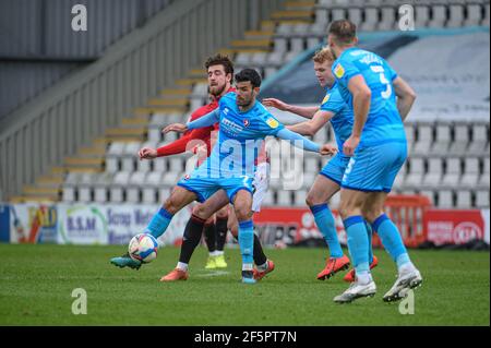 MORECAMBE, GROSSBRITANNIEN. 27th. MÄRZ: Sean Long aus Cheltenham Town bekommt den Ball während des Sky Bet League 2-Spiels zwischen Morecambe und Cheltenham Town in der Globe Arena, Morecambe am Samstag, den 27th. März 2021, unter Druck von Cole Stockton vom Morecambe FC. (Kredit: Ian Charles, MI News) Kredit: MI Nachrichten & Sport /Alamy Live Nachrichten Stockfoto