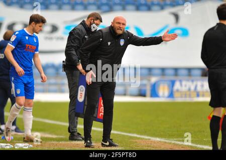 Colchester, Großbritannien. März 2021, 27th. Colchesters Manager Wayne Brown macht seine Gedanken bekannt, um Linienführer während der Sky Bet League 2 Spiel zwischen Colchester United und Bradford City im Weston Homes Community Stadium, Colchester am Samstag, 27th. März 2021. (Kredit: Ben Pooley - MI News) Kredit: MI Nachrichten & Sport /Alamy Live Nachrichten Stockfoto