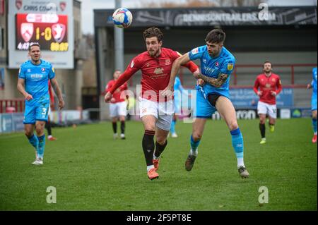 MORECAMBE, GROSSBRITANNIEN. 27th. MÄRZ: Cole Stockton vom Morecambe FC und Ellis Chapman von Cheltenham Town verwickeln sich während des Sky Bet League 2-Spiels zwischen Morecambe und Cheltenham Town in der Globe Arena, Morecambe am Samstag, 27th. März 2021, um den Ball. (Kredit: Ian Charles, MI News) Kredit: MI Nachrichten & Sport /Alamy Live Nachrichten Stockfoto