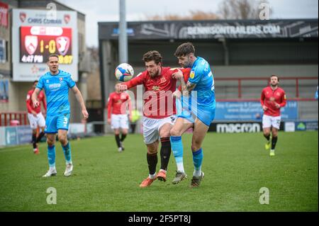 MORECAMBE, GROSSBRITANNIEN. 27th. MÄRZ: Cole Stockton vom Morecambe FC und Ellis Chapman von Cheltenham Town verwickeln sich während des Sky Bet League 2-Spiels zwischen Morecambe und Cheltenham Town in der Globe Arena, Morecambe am Samstag, 27th. März 2021, um den Ball. (Kredit: Ian Charles, MI News) Kredit: MI Nachrichten & Sport /Alamy Live Nachrichten Stockfoto