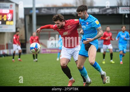 MORECAMBE, GROSSBRITANNIEN. 27th. MÄRZ: Cole Stockton vom Morecambe FC und Ellis Chapman von Cheltenham Town verwickeln sich während des Sky Bet League 2-Spiels zwischen Morecambe und Cheltenham Town in der Globe Arena, Morecambe am Samstag, 27th. März 2021, um den Ball. (Kredit: Ian Charles, MI News) Kredit: MI Nachrichten & Sport /Alamy Live Nachrichten Stockfoto