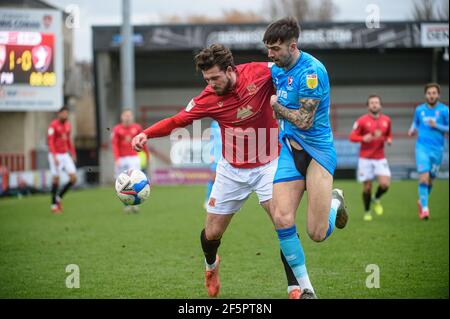 MORECAMBE, GROSSBRITANNIEN. 27th. MÄRZ: Cole Stockton vom Morecambe FC und Ellis Chapman von Cheltenham Town verwickeln sich während des Sky Bet League 2-Spiels zwischen Morecambe und Cheltenham Town in der Globe Arena, Morecambe am Samstag, 27th. März 2021, um den Ball. (Kredit: Ian Charles, MI News) Kredit: MI Nachrichten & Sport /Alamy Live Nachrichten Stockfoto