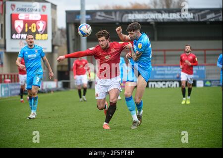 MORECAMBE, GROSSBRITANNIEN. 27th. MÄRZ: Cole Stockton vom Morecambe FC und Ellis Chapman von Cheltenham Town verwickeln sich während des Sky Bet League 2-Spiels zwischen Morecambe und Cheltenham Town in der Globe Arena, Morecambe am Samstag, 27th. März 2021, um den Ball. (Kredit: Ian Charles, MI News) Kredit: MI Nachrichten & Sport /Alamy Live Nachrichten Stockfoto