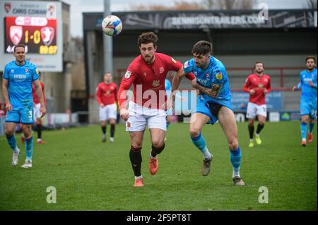 MORECAMBE, GROSSBRITANNIEN. 27th. MÄRZ: Cole Stockton vom Morecambe FC und Ellis Chapman von Cheltenham Town verwickeln sich während des Sky Bet League 2-Spiels zwischen Morecambe und Cheltenham Town in der Globe Arena, Morecambe am Samstag, 27th. März 2021, um den Ball. (Kredit: Ian Charles, MI News) Kredit: MI Nachrichten & Sport /Alamy Live Nachrichten Stockfoto