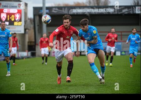 MORECAMBE, GROSSBRITANNIEN. 27th. MÄRZ: Cole Stockton vom Morecambe FC und Ellis Chapman von Cheltenham Town verwickeln sich während des Sky Bet League 2-Spiels zwischen Morecambe und Cheltenham Town in der Globe Arena, Morecambe am Samstag, 27th. März 2021, um den Ball. (Kredit: Ian Charles, MI News) Kredit: MI Nachrichten & Sport /Alamy Live Nachrichten Stockfoto