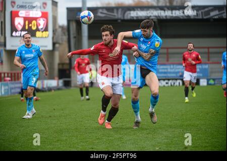 MORECAMBE, GROSSBRITANNIEN. 27th. MÄRZ: Cole Stockton vom Morecambe FC und Ellis Chapman von Cheltenham Town verwickeln sich während des Sky Bet League 2-Spiels zwischen Morecambe und Cheltenham Town in der Globe Arena, Morecambe am Samstag, 27th. März 2021, um den Ball. (Kredit: Ian Charles, MI News) Kredit: MI Nachrichten & Sport /Alamy Live Nachrichten Stockfoto