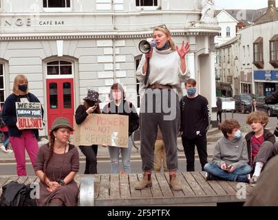 Falmouth, Cornwall, Großbritannien. März 2021, 27. Ein Kill the Bill Demonstration und Marsch mit mehreren hundert Demonstranten passiert auf dem Moor-Platz in Falmouth, Nachdem Redner beendet, ein märz 1,5 Meilen durch das Zentrum der Stadt zum Discovery Quay fand für weitere Reden. Der Protest gegen die Covid-Regeln wurde von Devon- und Cornwall-Offizieren aus der Ferne überwacht. Die vorgeschlagene Polizei, Kriminalität und Verurteilung und Gerichte Rechnung könnte ernsthafte Einschränkungen für Demonstranten, die als ernsthafte Störung verursachen. Falmouth. Cornwall, England, 27th. März 2021, Credit: Robert Taylor/Alamy Live Ne Stockfoto