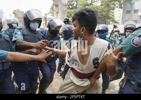 Die Polizei von Bangladesch verhaftete einen Protestierenden vor dem National Press Club in Dhaka, Bangladesch, 27. März 2021. Bhasani Anusari Parishatte die Kundgebung vor dem Jatiya Press Club organisiert, der gegen die Angriffe auf Protestprogramme gegen Modi, den Premierminister von Indien, am Freitag protestierte. Später sperrte die Polizei mindestens fünf Personen von der Post ein. Foto von Suvra Kanti das/ABACAPRESS.COM Stockfoto