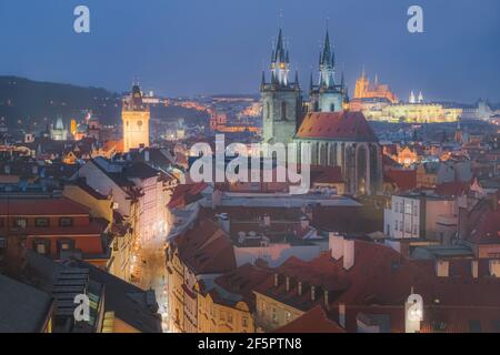 Landschaftlich schöner Blick vom Pulverturm auf die Frauenkirche vor Tyn und die gotische Altstadt von Prag in der Tschechischen Republik bei Nacht beleuchtet. Stockfoto