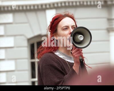 Falmouth, Cornwall, Großbritannien. März 2021, 27. Ein Kill the Bill Demonstration und Marsch mit mehreren hundert Demonstranten passiert auf dem Moor-Platz in Falmouth, Nachdem Redner beendet, ein märz 1,5 Meilen durch das Zentrum der Stadt zum Discovery Quay fand für weitere Reden. Der Protest gegen die Covid-Regeln wurde von Devon- und Cornwall-Offizieren aus der Ferne überwacht. Die vorgeschlagene Polizei, Kriminalität und Verurteilung und Gerichte Rechnung könnte ernsthafte Einschränkungen für Demonstranten, die als ernsthafte Störung verursachen. Falmouth. Cornwall, England, 27th. März 2021, Credit: Robert Taylor/Alamy Live Ne Stockfoto