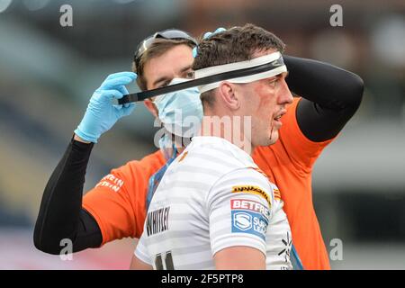 Leeds, England - 26th. März 2021 - EINE blutige katalanische Drachen Matty Whitley wird während der Rugby League Betfred Super League Runde 1 Catalan Dragons vs Hull Kingston Rovers im Emerald Headingley Stadium, Leeds, UK Dean Williams/Alamy Live News behandelt Stockfoto