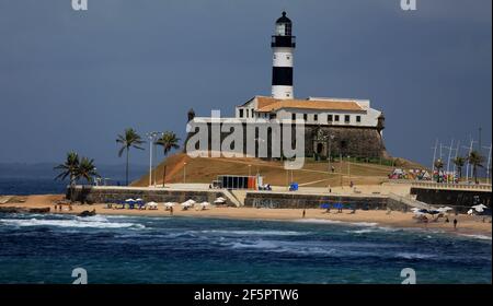 salvador, bahia / brasilien - 4. november 2015: Blick auf praia da barra und im Hintergrund das Fort von Santo Antonio da Barra, besser bekannt als Farol da Stockfoto