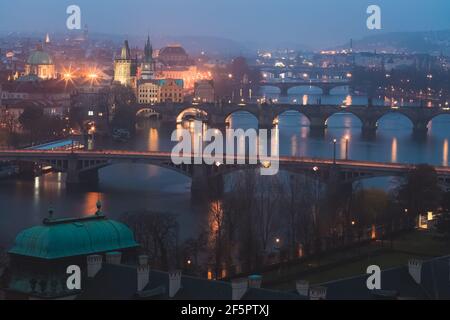 Blick auf die Stadt bei Nacht vom Letna Park in der Altstadt von Prag Und Wahrzeichen wie die Karlsbrücke über die Moldau In der Hauptstadt der Tschechischen Republik c Stockfoto