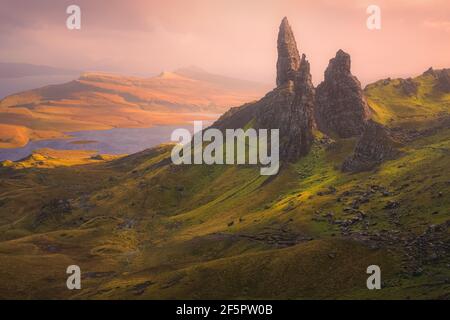 Dramatischer Sonnenaufgang oder Sonnenuntergang Blick auf die prähistorische schottische Highlands Landschaft der Felsenspitze Old man of Storr auf der Isle of Skye, Schottland. Stockfoto