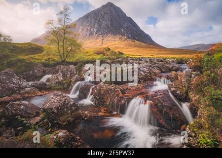 Dramatische Berglandschaft des berühmten Buachaille Etiv Mor und River Coupall Wasserfalls in Glencoe in den schottischen Highlands, Schottland. Stockfoto