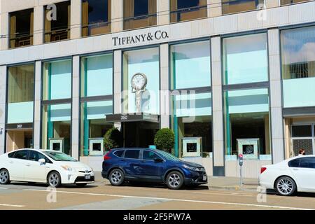 Tiffany & Co. Geschäft am Union Square in der Innenstadt von San Francisco, Kalifornien; amerikanischer Luxusschmuckhändler und Spezialitätenhändler, gegründet 1837. Stockfoto