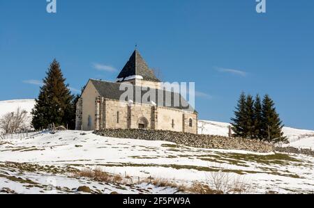 Kirche Saint-Alyre-ès-Montagne im Winter, Puy de Dome Department, Cezallier Massiv, Auvergne-Rhone-Alpes, Frankreich Stockfoto