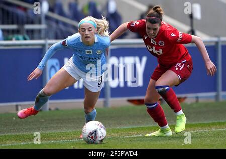 Chloe Kelly (links) von Manchester City und Deanna Cooper von Reading kämpfen während des FA Women's Super League-Spiels im Academy Stadium in Manchester um den Ball. Bilddatum: Samstag, 27. März 2021. Stockfoto