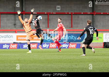 Crawley, Großbritannien. März 2021, 27th. Glenn Morris kämpft mit der Aufnahme des Balls *** während des Spiels Crawley Town vs Port Vale Sky Bet League 2 im Broadfield Stadium, Crawley, England am 27th. März 2021. Bild von Jamie Evans Kredit: Jamie Evans-uk Sports images ltd/Alamy Live News Stockfoto