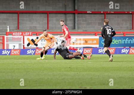 Crawley, Großbritannien. März 2021, 27th. Glenn Morris kämpft mit der Aufnahme des Balls *** während des Spiels Crawley Town vs Port Vale Sky Bet League 2 im Broadfield Stadium, Crawley, England am 27th. März 2021. Bild von Jamie Evans Kredit: Jamie Evans-uk Sports images ltd/Alamy Live News Stockfoto