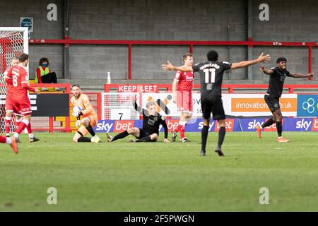 Crawley, Großbritannien. März 2021, 27th. Port Vale wollen eine Strafe *** während der Crawley Town vs Port Vale Sky Bet League 2 Spiel im Broadfield Stadium, Crawley, England am 27th. März 2021. Bild von Jamie Evans Kredit: Jamie Evans-uk Sports images ltd/Alamy Live News Stockfoto