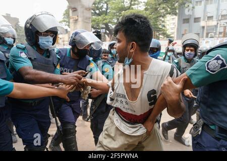 Dhaka, Bangladesch. März 2021, 27th. Die Polizei verhaftete einen Protestierenden vor dem National Press Club. Bhasani Anusari Parishatte die Kundgebung vor dem Jatiya Press Club organisiert, der gegen die Angriffe auf Protestprogramme gegen den Besuch des indischen Premierministers Modi am Freitag protestierte. Quelle: Suvra Kanti das/ZUMA Wire/Alamy Live News Stockfoto