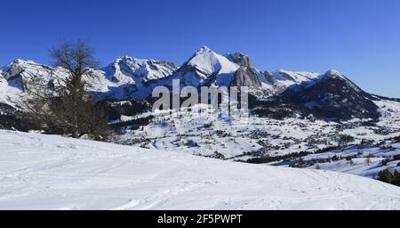 Alpsteinmassiv von Iltois, Toggenburger Tal aus gesehen. Stockfoto