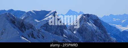 Berge der Schweizer Alpen von Chaserrugg aus gesehen. Stockfoto