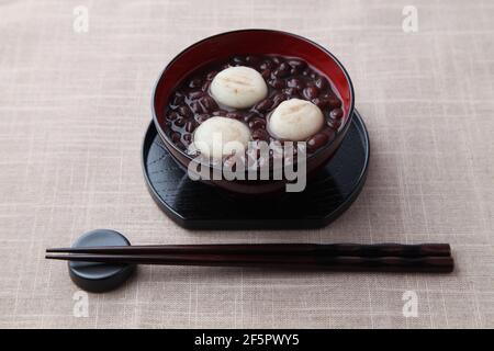 Zenzai süße rote Bohnensuppe isoliert auf dem Tisch Stockfoto