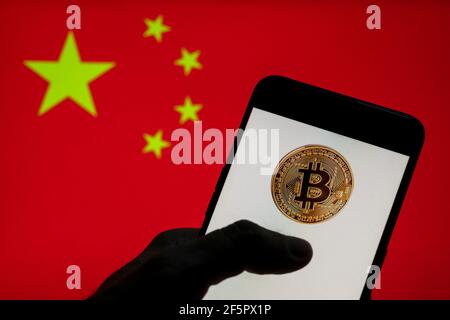 China. März 2021, 27th. In diesem Foto Illustration, die Kryptowährung elektronisches Bargeld Bitcoin Logo auf einem Android-Mobilgerät mit Volksrepublik China Flagge im Hintergrund gesehen. Kredit: Budrul Chukrut/SOPA Images/ZUMA Wire/Alamy Live Nachrichten Stockfoto