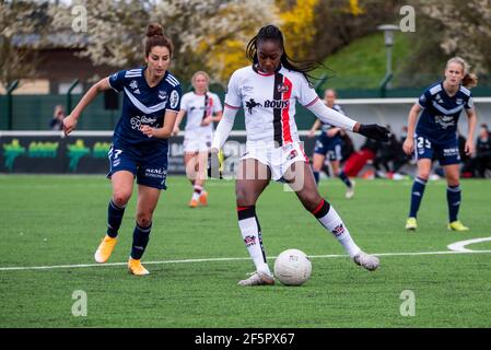 Ghoutia Karchouni vom FC Girondins de Bordeaux und Teninsoun Sissoko vom FC Fleury kämpfen während der französischen Frauenmeisterschaft D1 im Arkema-Fußballspiel zwischen dem FC Fleury 91 und Girondins de Bordeaux am 27. März 2021 im Walter Felder-Stadion in Fleury Merogis um den Ball, Frankreich - Foto Melanie Laurent / A2M Sport Consulting / DPPI Stockfoto