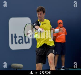 MIAMI GARDENS, FL - MÄRZ 27: Kei Nishikori (JPN) besiegt Aljaz Bedene (SLO) am Tag 6 der Miami Open am 27. März 2021 im Hard Rock Stadium in Miami Gardens, Florida Menschen: Aljaz Bedene Kredit: Storms Media Group/Alamy Live News Stockfoto