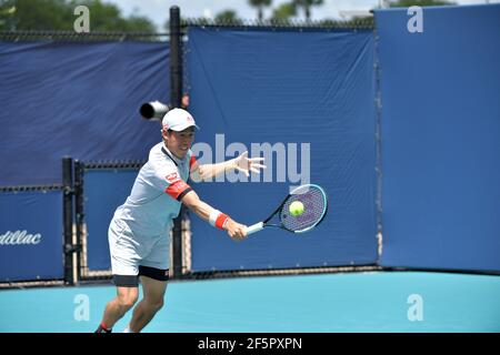 MIAMI GARDENS, FL - MÄRZ 27: Kei Nishikori (JPN) besiegt Aljaz Bedene (SLO) am Tag 6 der Miami Open am 27. März 2021 im Hard Rock Stadium in Miami Gardens, Florida Menschen: Kei Nishikori Kredit: Storms Media Group/Alamy Live News Stockfoto