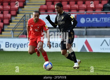 London, Großbritannien. März 2021, 27th. LONDON, GROSSBRITANNIEN. MÄRZ 27th: Oldham Athletic Dylan Fage tötelt mit Joe Widdowson von Leyton Orient während des Sky Bet League 2-Spiels zwischen Leyton Orient und Oldham Athletic am Samstag, den 27th. März 2021 im Matchroom Stadium, London. (Kredit: Eddie Garvey, Mi News) Kredit: MI Nachrichten & Sport /Alamy Live Nachrichten Stockfoto