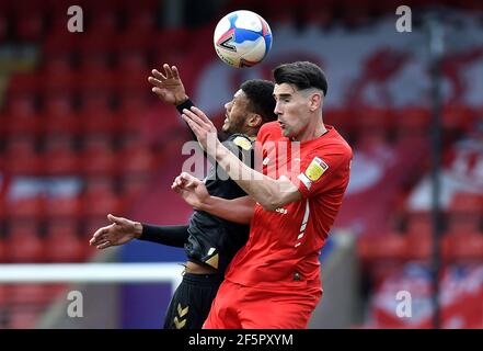 London, Großbritannien. März 2021, 27th. LONDON, GROSSBRITANNIEN. MÄRZ 27th: Oldham Athletic Kyle Jameson tötelt mit Conor Wilkinson von Leyton Orient während des Sky Bet League 2-Spiels zwischen Leyton Orient und Oldham Athletic am Samstag, den 27th. März 2021 im Matchroom Stadium, London. (Kredit: Eddie Garvey, Mi News) Kredit: MI Nachrichten & Sport /Alamy Live Nachrichten Stockfoto