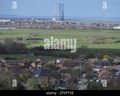 Minster on Sea, Kent, Großbritannien. 27th. März 2021. Reuters hat vor kurzem darüber berichtet, wie sich die "Kent-Variante" von Covid-19, die sich mittlerweile rund um den Globus verbreitet hat, auf der Insel Sheppey entwickelte, mit hohen Konzentrationen in den Gefängnissen der Insel. Bild: Ein allgemeiner Blick über die Insel Sheppey von Minster on Sea, mit Blick auf die Hauptstadt Sheerness & Port of Sheerness. Kredit: James Bell/Alamy Live Nachrichten Stockfoto