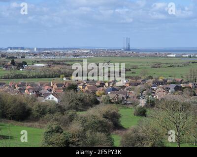 Minster on Sea, Kent, Großbritannien. 27th. März 2021. Reuters hat vor kurzem darüber berichtet, wie sich die "Kent-Variante" von Covid-19, die sich mittlerweile rund um den Globus verbreitet hat, auf der Insel Sheppey entwickelte, mit hohen Konzentrationen in den Gefängnissen der Insel. Bild: Ein allgemeiner Blick über die Insel Sheppey von Minster on Sea, mit Blick auf die Hauptstadt Sheerness & Port of Sheerness. Kredit: James Bell/Alamy Live Nachrichten Stockfoto