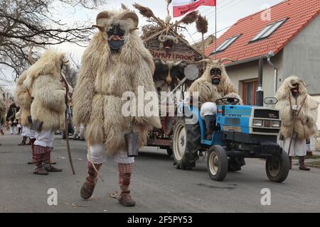 Maskierte Busós Spaziergang durch die Innenstadt am Farsang Dienstag während des Busójárás Karneval in Mohács in Baranya County, Ungarn. Traditionelle jährliche maskierte Feier der ethnischen Gruppe Šokci am Ende der Karnevalssaison (Farsang) in Südungarn. Stockfoto